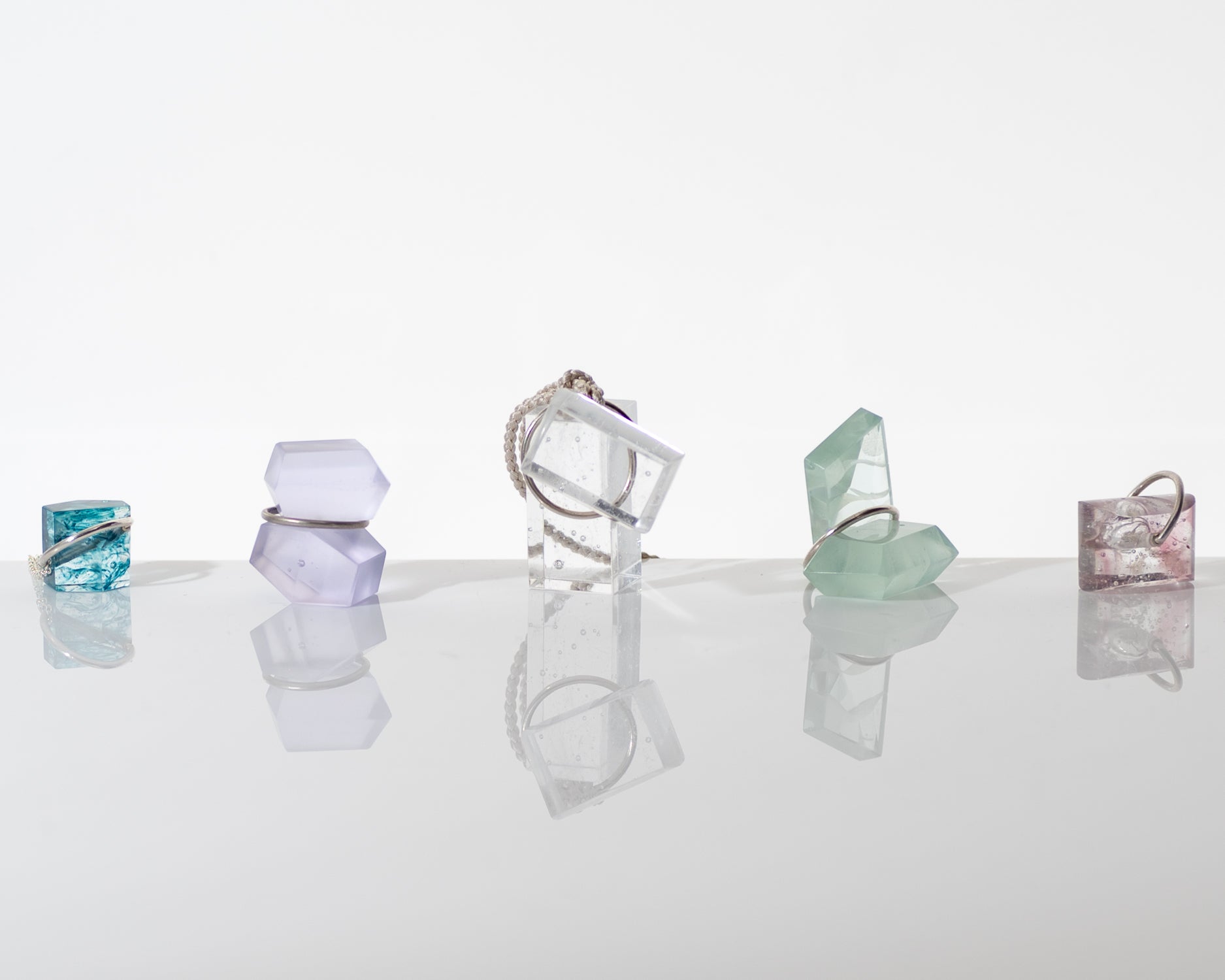 Gleichenia コンテンポラリー・ジュエリー - ガラスとシルバーのペンダント・リング・ピアス