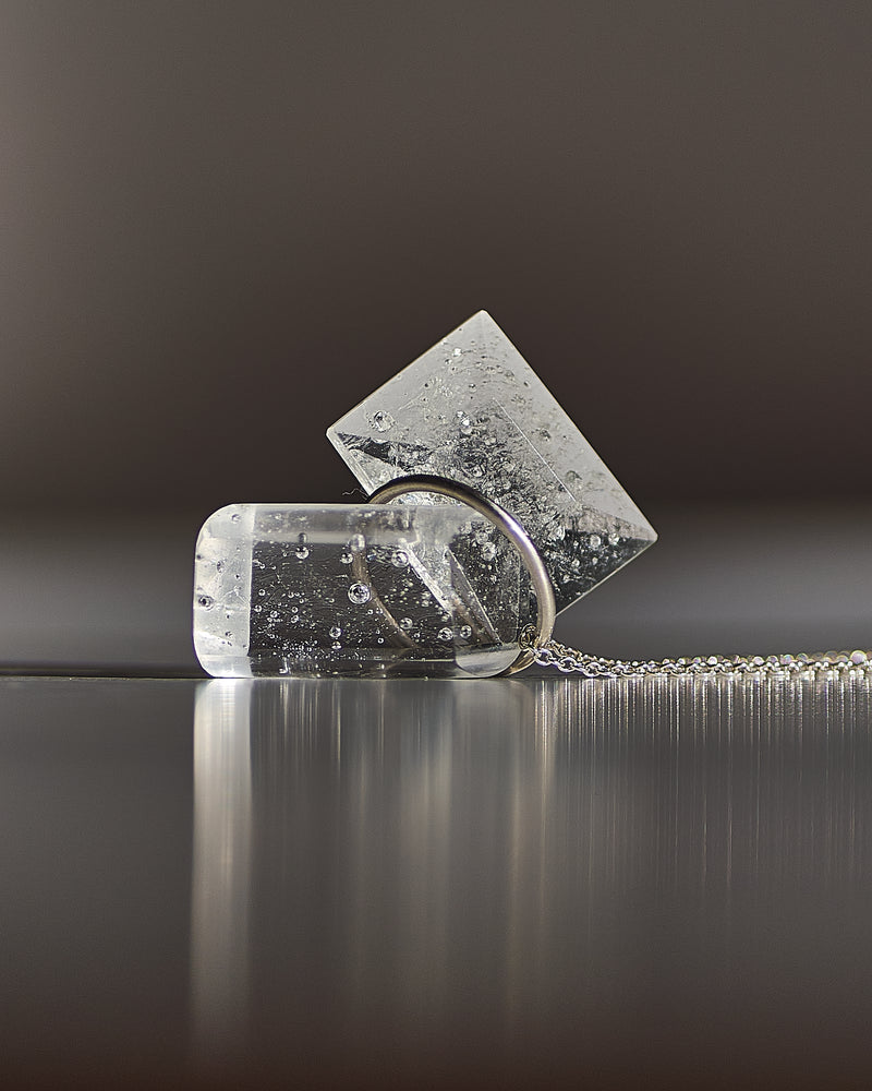  Gleichenia CAIRN CHAIN ペンダント - 多面体のガラスとシルバーチェーンのペンダント
